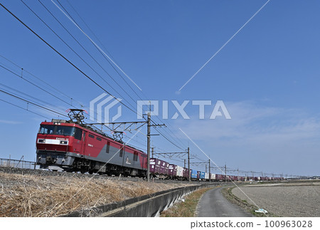 A freight train running on the Tohoku Main Line in sunny winter (Tohoku Main Line: between Kurihashi and Higashi-Washinomiya) A freight train running on the Tohoku Main Line in sunny winter (Tohoku Main Line: between Kurihashi and Higashi-Washinomiya) 100963028