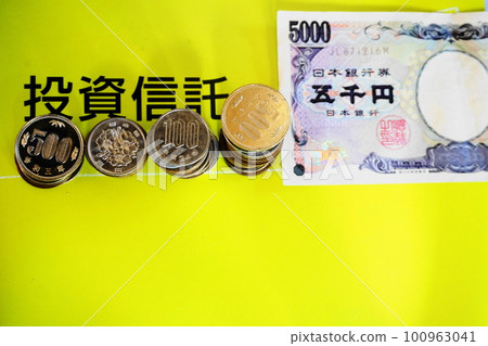 Various coins arranged with 5,000 yen bills, investment trust image Various coins arranged with 5,000 yen bills, investment trust image 100963041