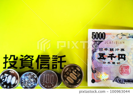Various coins arranged with 5,000 yen bills, investment trust image Various coins arranged with 5,000 yen bills, investment trust image 100963044