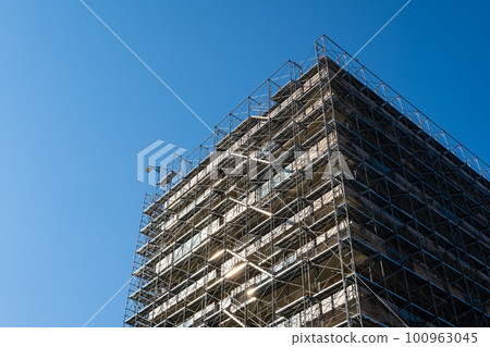 Large-scale repair work of an apartment Scaffolding and a clear sky Large-scale repair work of an apartment Scaffolding and a clear sky 100963045