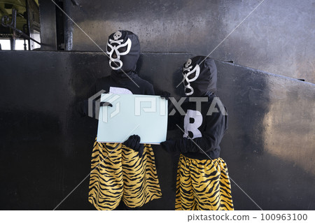 戴著反派面具的女孩指著白板 100963100