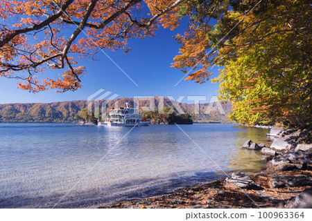 十和田湖的紅葉和觀光船 100963364
