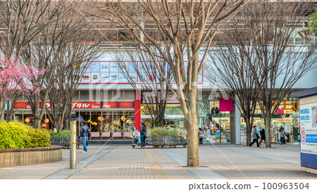 橫濱街景 新橫濱站北口站前廣場 橫濱街景 新橫濱站北口站前廣場 100963504