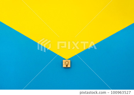 Front view of the background emitting yellow light from the wood cube of the light bulb mark Front view of the background emitting yellow light from the wood cube of the light bulb mark 100963527