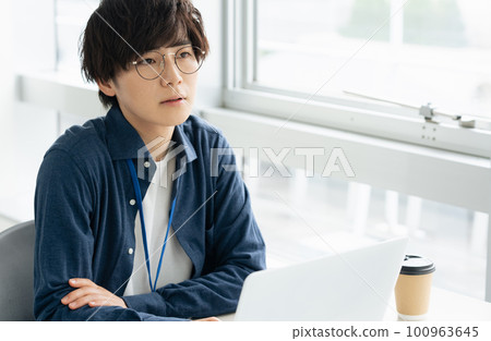 在辦公室操作電腦的商人 100963645