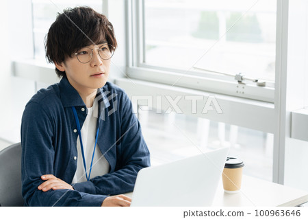 在辦公室操作電腦的商人 100963646