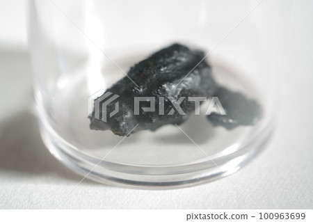 透明盒中的黑色膽結石 透明盒中的黑色膽結石 100963699