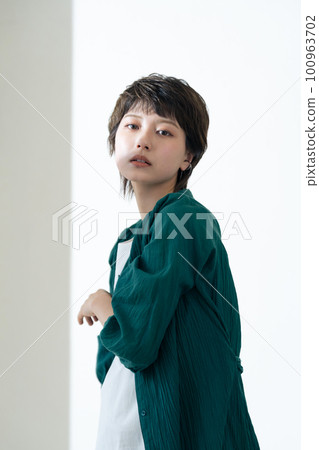 cool portrait of a young woman 100963702