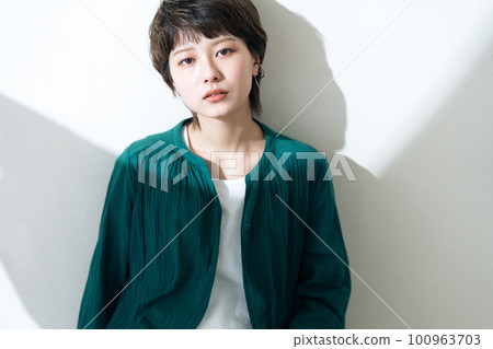 cool portrait of a young woman cool portrait of a young woman 100963703