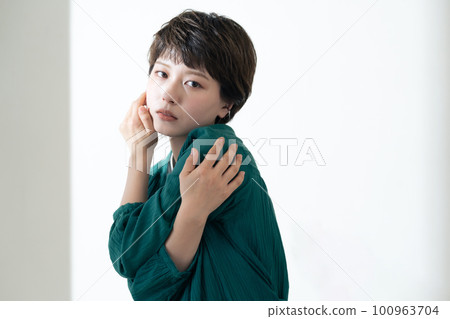 cool portrait of a young woman 100963704