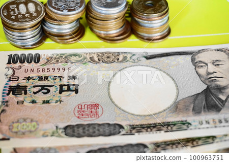與 10,000 日元鈔票、投資信託圖像一起排列的各種硬幣 與 10,000 日元鈔票、投資信託圖像一起排列的各種硬幣 100963751