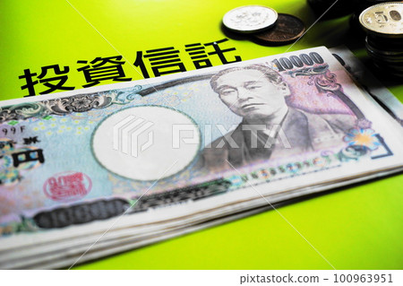 10,000 日元鈔票和各種硬幣，投資信託圖像 100963951