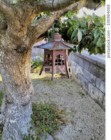 Copper lanterns hanging from Shiiki Copper lanterns hanging from Shiiki 100964008