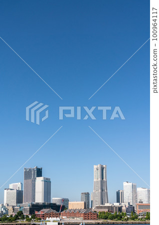 [神奈川縣]藍天橫濱港未來的城市風光 100964117