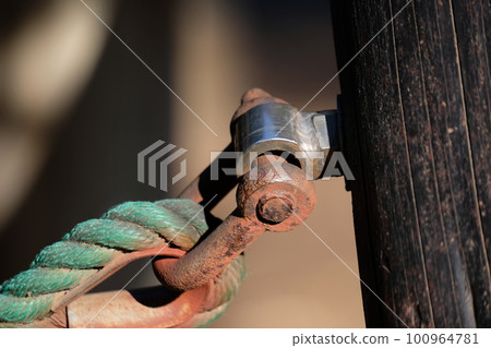 rusty shackle 100964781