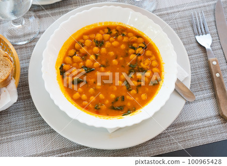 Curried stew of garbanzos with spinach, Catalan cuisine Curried stew of garbanzos with spinach, Catalan cuisine 100965428