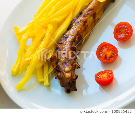 Barbecued ribs with french fries 100965432