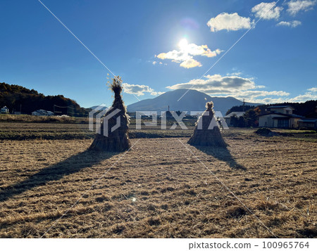 [長野縣信濃町]北信濃的敦童燒和遠處的黑姬山 100965764