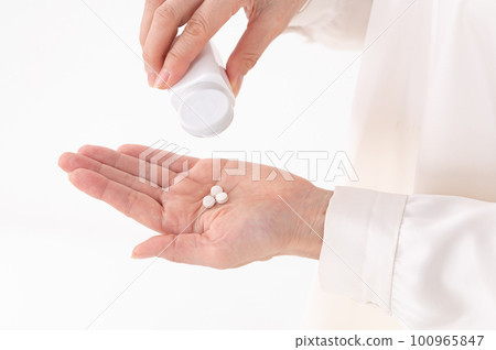 服用補品的女人 100965847