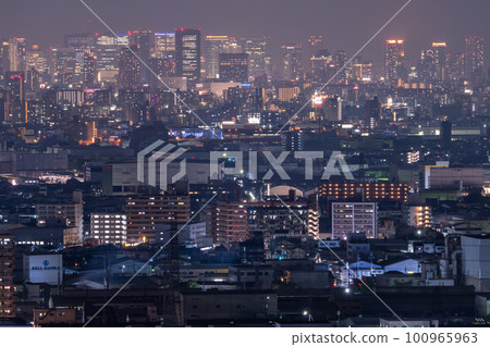 《大阪府》從東大阪看到的大阪市中心夜景 100965963