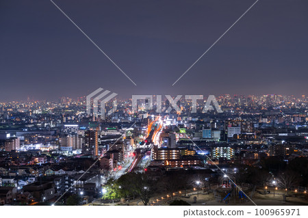 《大阪府》從東大阪看到的大阪市中心夜景 100965971