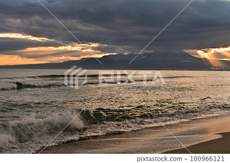 Daisen from Yumigahama Beach 100966121