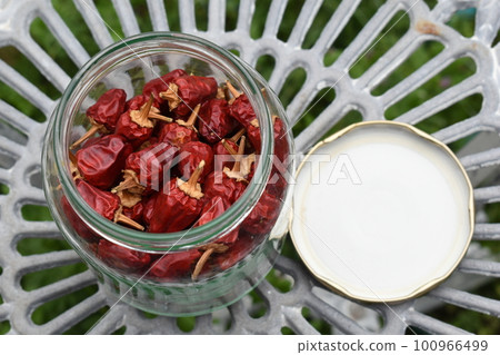 玻璃罐中的曬乾四川辣椒 100966499