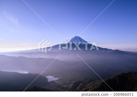 (山梨縣)從禦坂山脈的大嶽山脊看到的富士山和藍天 (山梨縣)從禦坂山脈的大嶽山脊看到的富士山和藍天 100966851