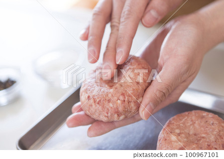 一個女人的手在做漢堡包 100967101