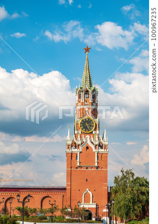 Spasskaya Tower of Moscow Kremlin on Red Square, Russia Spasskaya Tower of Moscow Kremlin on Red Square, Russia 100967235
