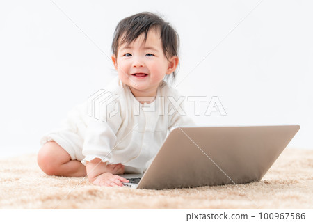 玩電腦的寶寶 100967586