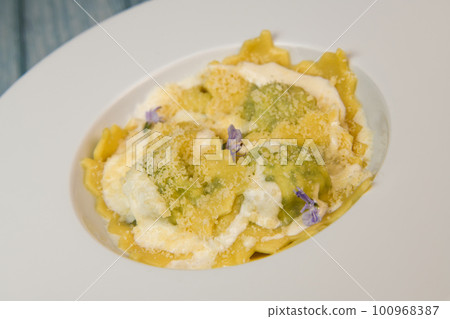 Recipe for Homemade Ravioli with Spinach and Ricotta Filling 100968387