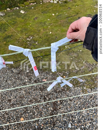 神社神籤和神簽懸掛 100968554