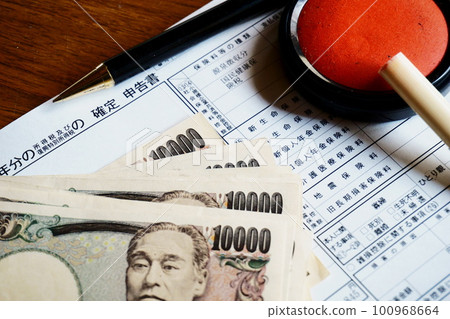 納稅申報單、10,000 日元紙幣、筆、印章 納稅申報單、10,000 日元紙幣、筆、印章 100968664