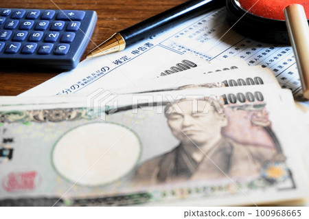 納稅申報表、10,000 日元紙幣、筆、印章、計算器 納稅申報表、10,000 日元紙幣、筆、印章、計算器 100968665