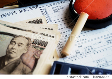 納稅申報單、10,000 日元紙幣、筆、印章 納稅申報單、10,000 日元紙幣、筆、印章 100968666