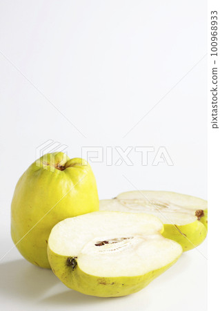 Karin 水果及其橫截面採用白色背景 Karin 水果及其橫截面採用白色背景 100968933