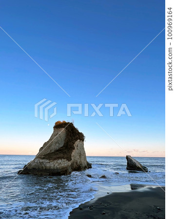 [Isumi City, Chiba Prefecture] Meotoiwa rocks and the moon in Tsutsugaura in the evening 100969164