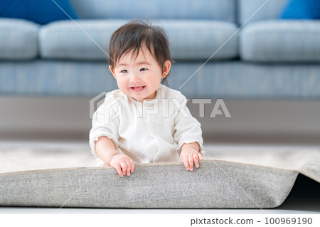 baby playing on carpet baby playing on carpet 100969190