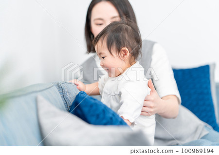Grab your baby 100969194