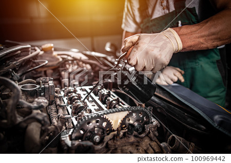 Repair service concept 100969442