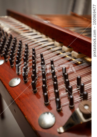 Wooden dulcimer 100969477