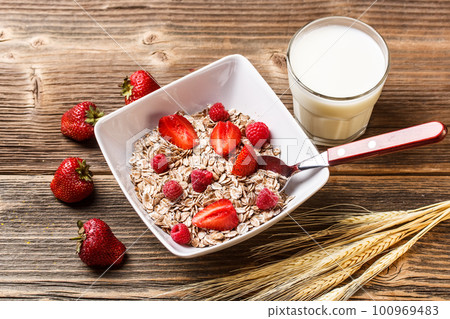 Muesli breakfast 100969483