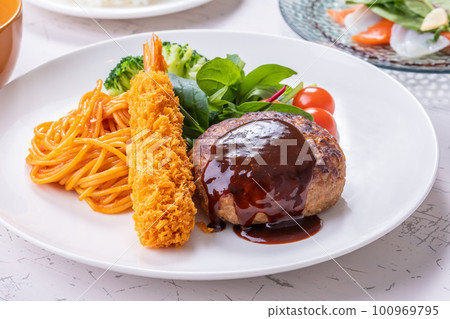 Hamburger and vegetable lunch 100969795