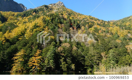 Kamikochi Myojin Pond (Myojin Ichinoike) in autumn where the autumn leaves reflect on the surface of the water Kamikochi Myojin Pond (Myojin Ichinoike) in autumn where the autumn leaves reflect on the surface of the water 100969853
