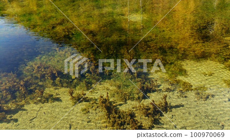 Kamikochi Myojin Pond (Myojin Ninoike) in autumn, where autumn leaves reflect on the surface of the water Kamikochi Myojin Pond (Myojin Ninoike) in autumn, where autumn leaves reflect on the surface of the water 100970069