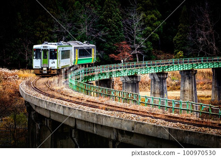 Tadami Line Train crossing the Kanotsu River Bridge in autumn (Tadami Town, Fukushima Prefecture, late November) 100970530