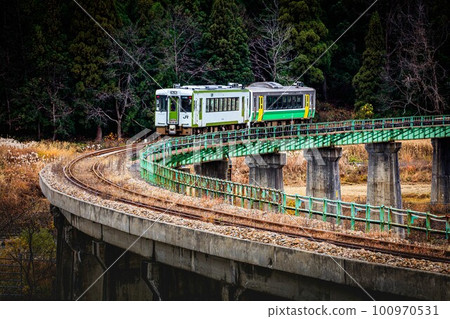 Tadami Line Train crossing the Kanotsu River Bridge in autumn (Tadami Town, Fukushima Prefecture, late November) 100970531