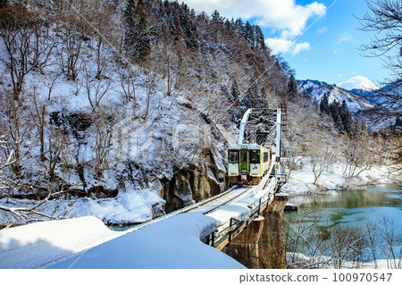 冬天穿過只見川 4 號橋的只見線列車(福島縣金山町,2 月) 冬天穿過只見川 4 號橋的只見線列車(福島縣金山町,2 月) 100970547