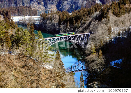 冬天穿過第一隻只見川大橋的只見線木波 E120 號列車（福島縣三島町，2 月下旬） 100970567